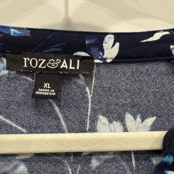 Roz & Ali XL Navy Blue & White Short-Sleeve Blouse Flutter Sleeves EUC Workwear - Picture 5 of 8